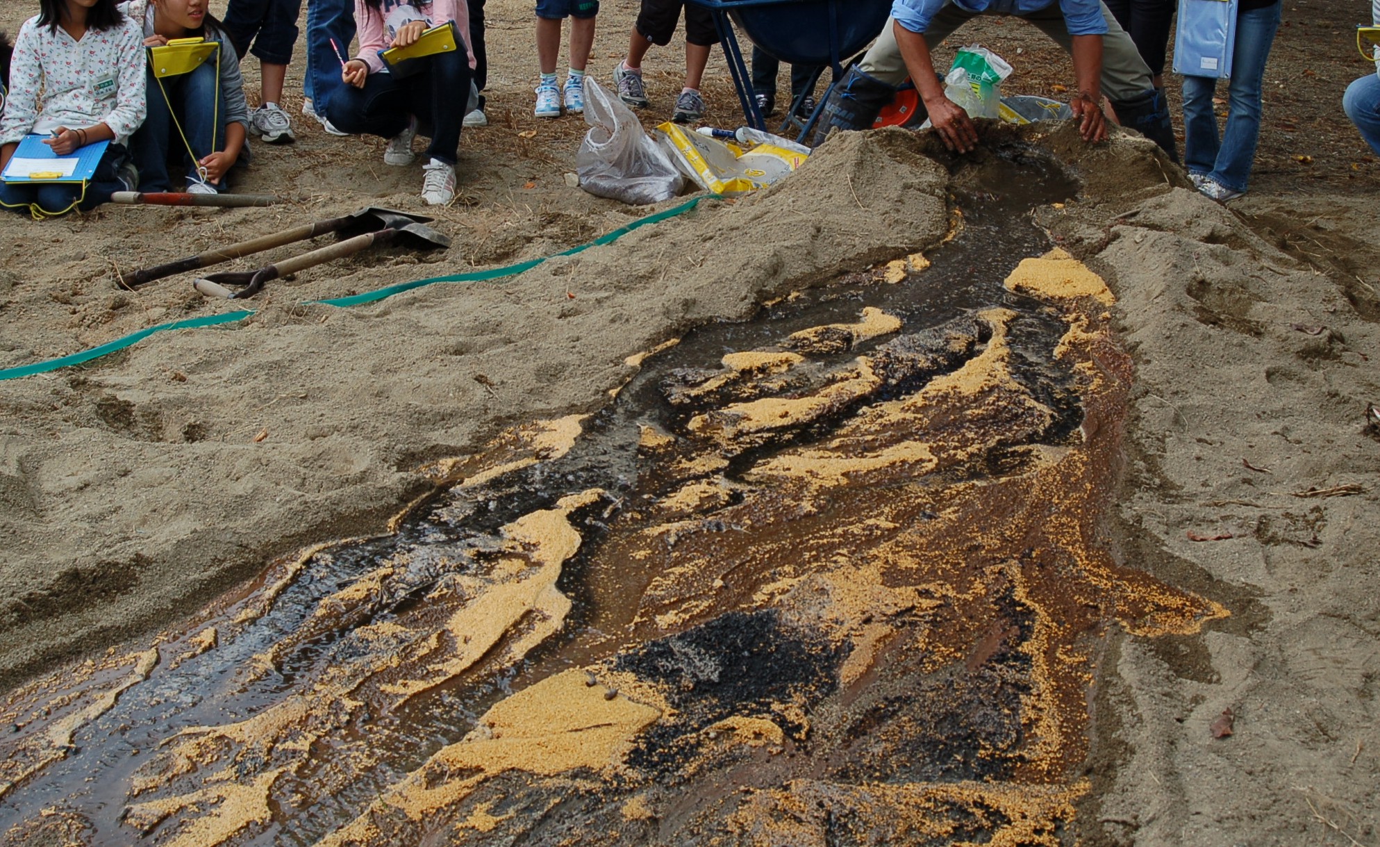 流れる水のはたらき（川の働き）大実験砂場を利用した「流れる水のはたらき」実験のノウハウ